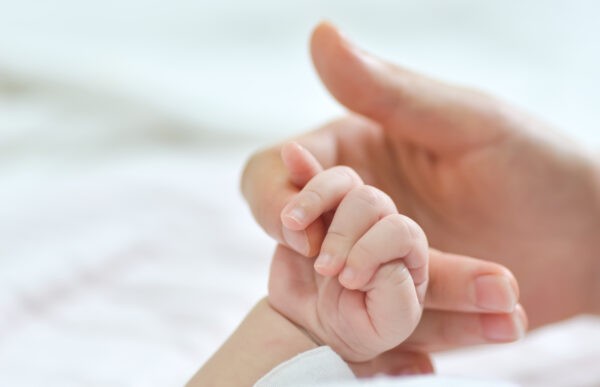 Obserwacja stóp i dłoni w pierwszym roku życia dziecka.